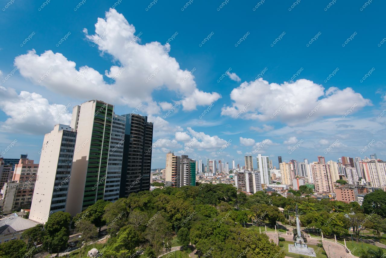Belém, Pará com vista panorâmica de parque verde e edifícios altos sob céu azul em dia ensolarado
