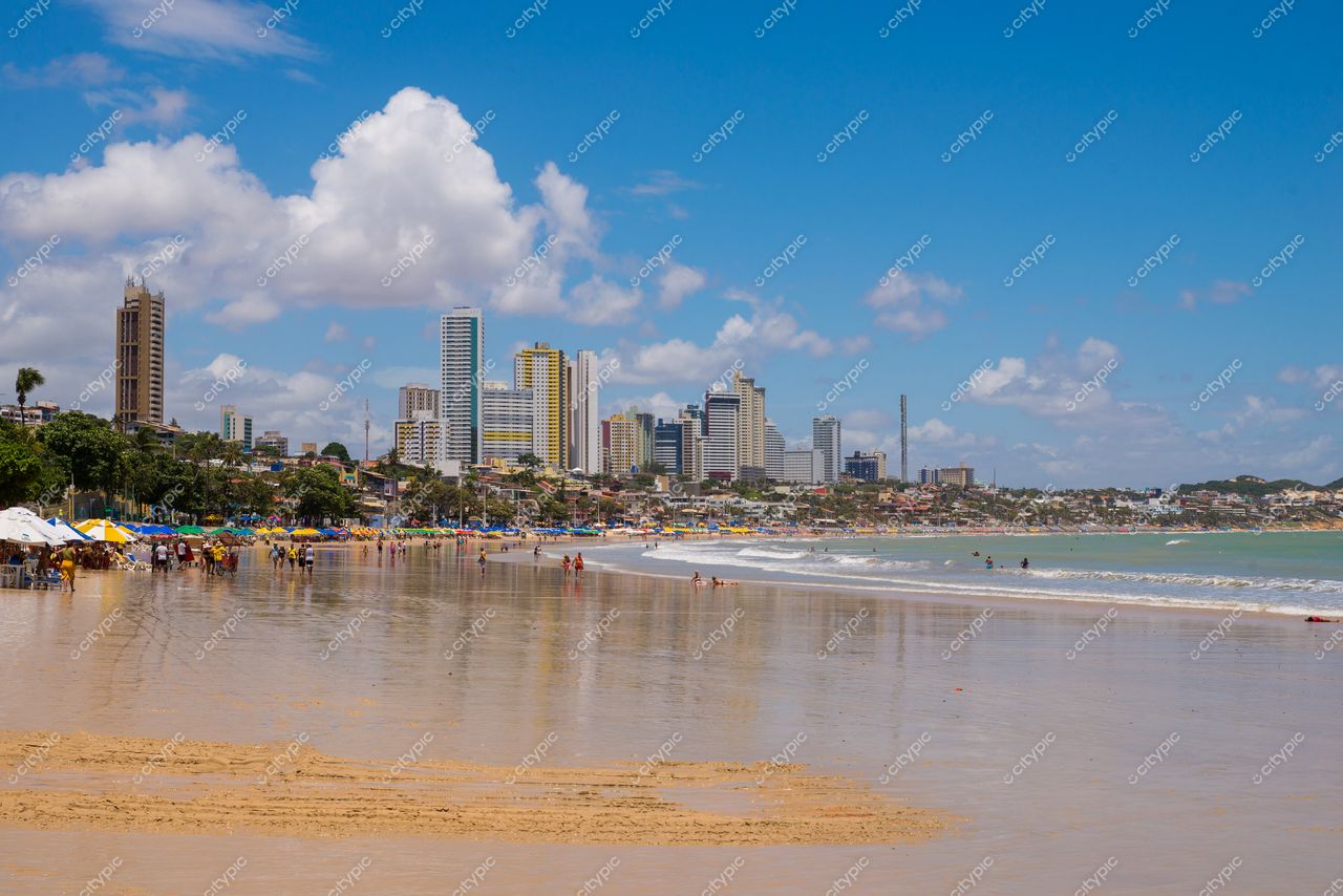 Natal, Rio Grande do Norte com praia extensa e arranha-céus ao fundo em dia ensolarado e claro
