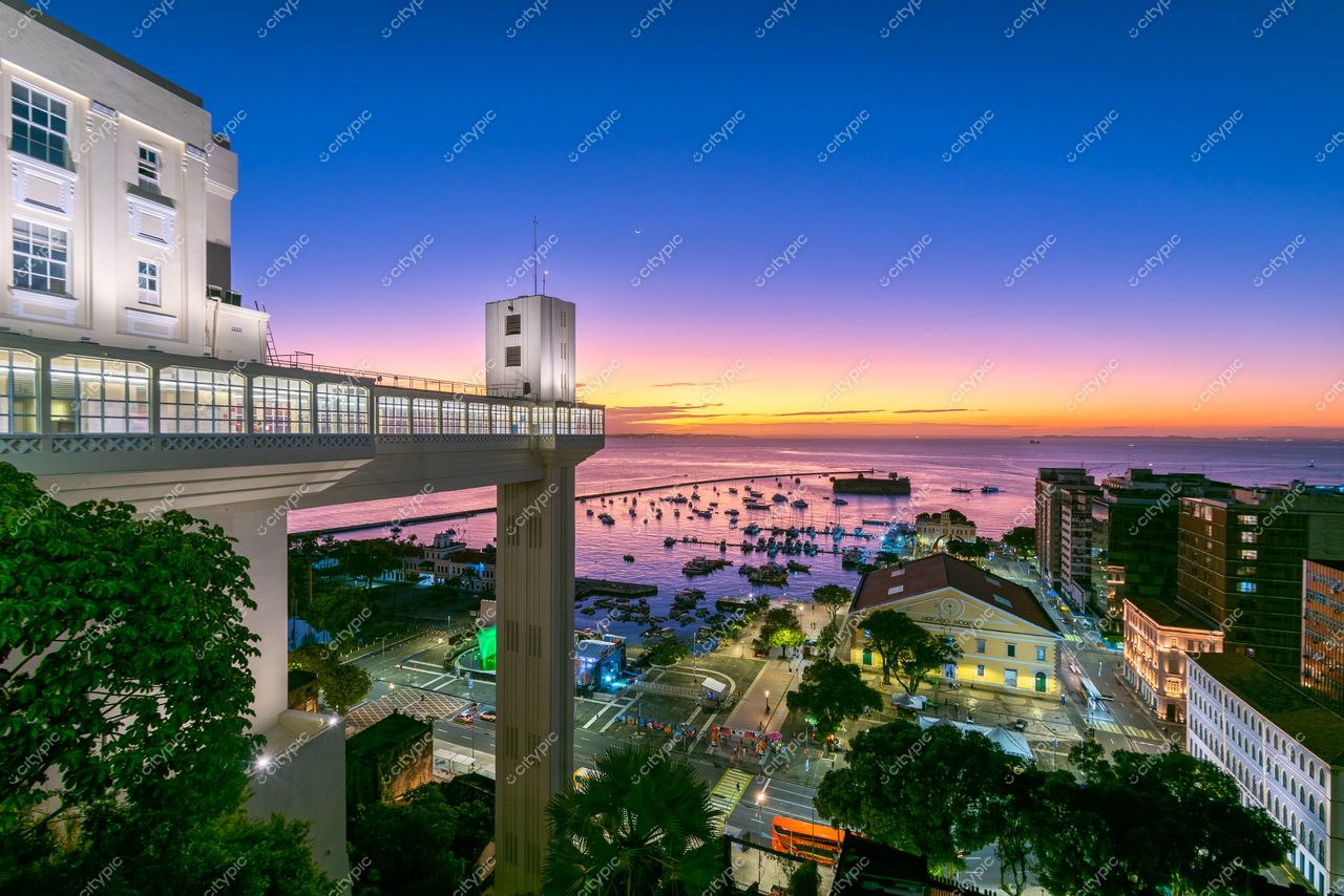 Salvador, Bahia ao pôr do sol com vista para a Baía de Todos os Santos e o Elevador Lacerda iluminado