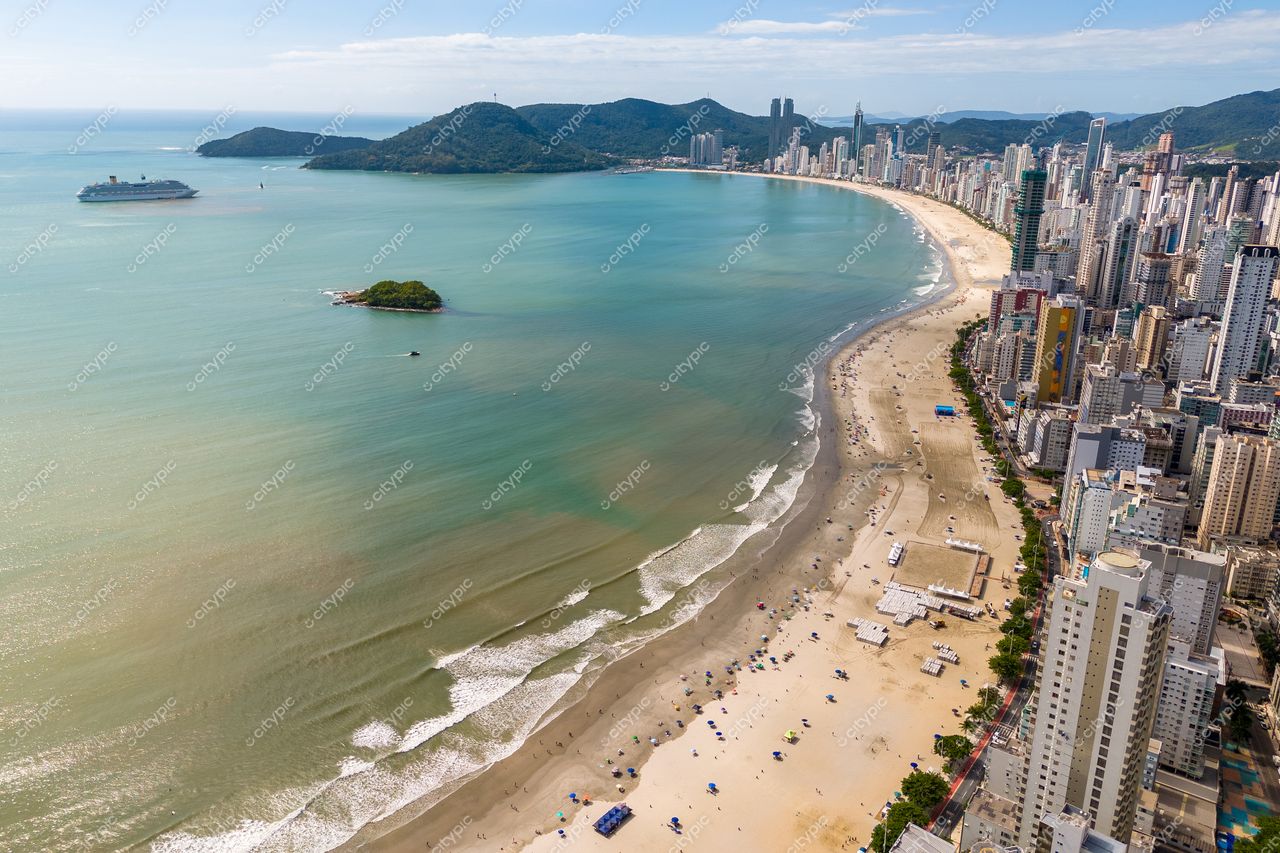 Balneário Camboriú, Santa Catarina vista aérea com arranha-céus modernos e relevo montanhoso ao fundo em dia claro