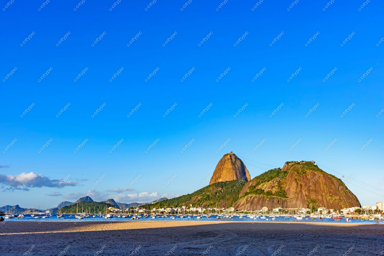 Botafogo no Rio de Janeiro com vista ampla da Praia, Pão de Açúcar ao fundo e céu azul claro