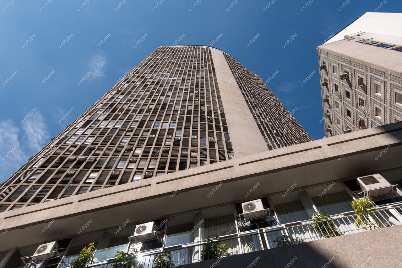 São Paulo, São Paulo, vista em ângulo baixo de prédio residencial moderno com janelas amplas e ar-condicionado
