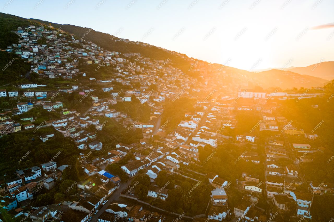 Ouro Preto, Minas Gerais, vista panorâmica ao pôr do sol com arquitetura colonial e vegetação densa nas montanhas