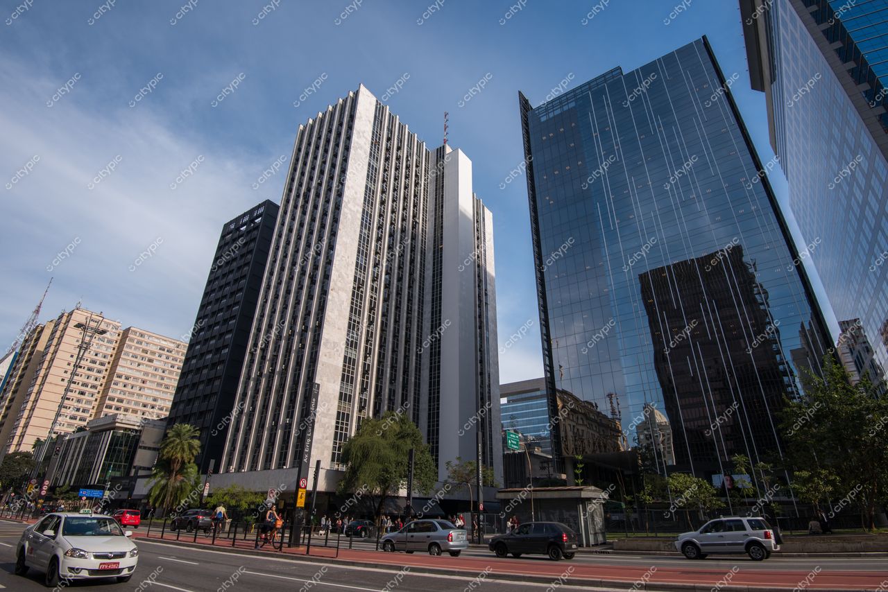 São Paulo, São Paulo, vista urbana com arranha-céus modernos e tráfego fluindo sob luz do dia ensolarada