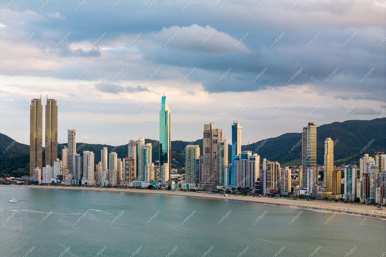 Balneário Camboriú, Santa Catarina, skyline com arranha-céus ao pôr do sol e montanhas ao fundo