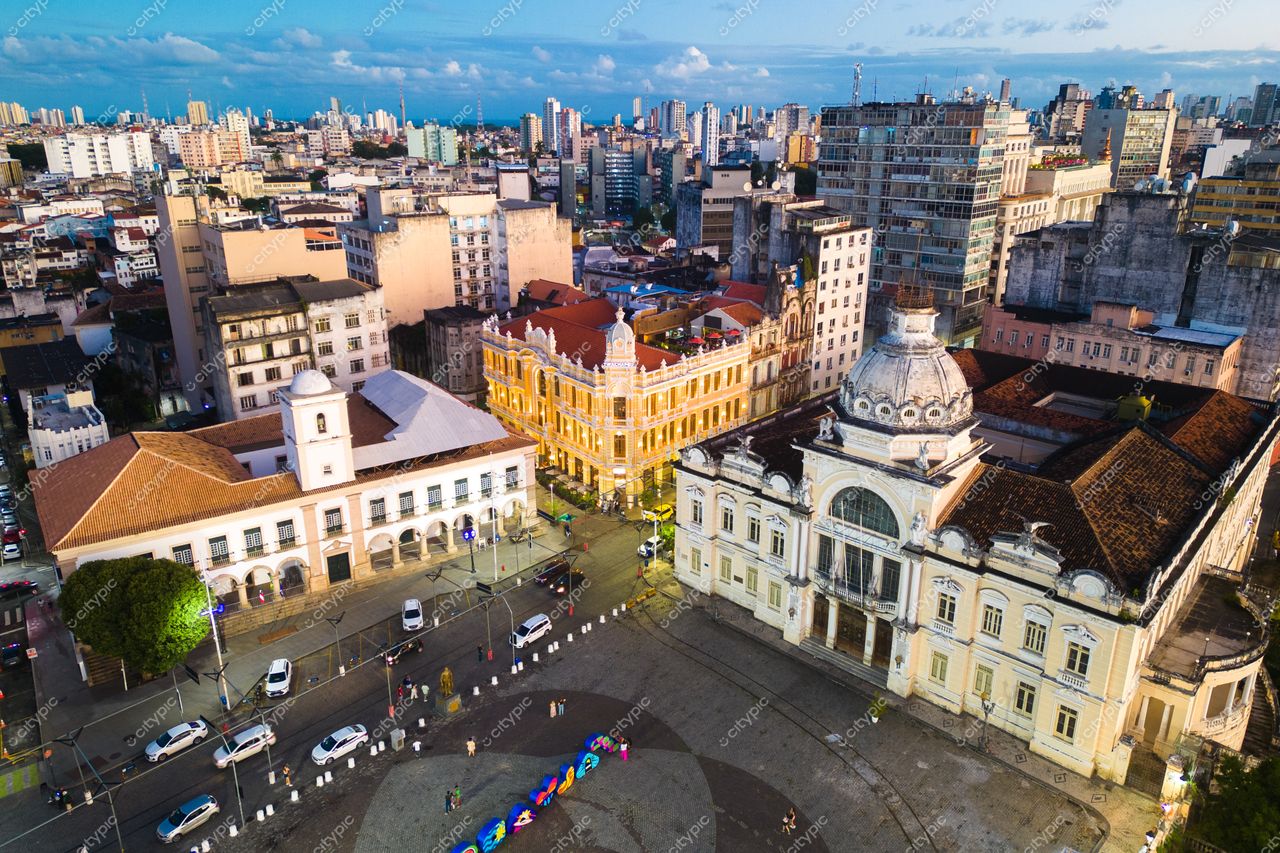 Salvador, Bahia vista aérea com casarão amarelo e prédio neoclássico ao entardecer em dia ensolarado