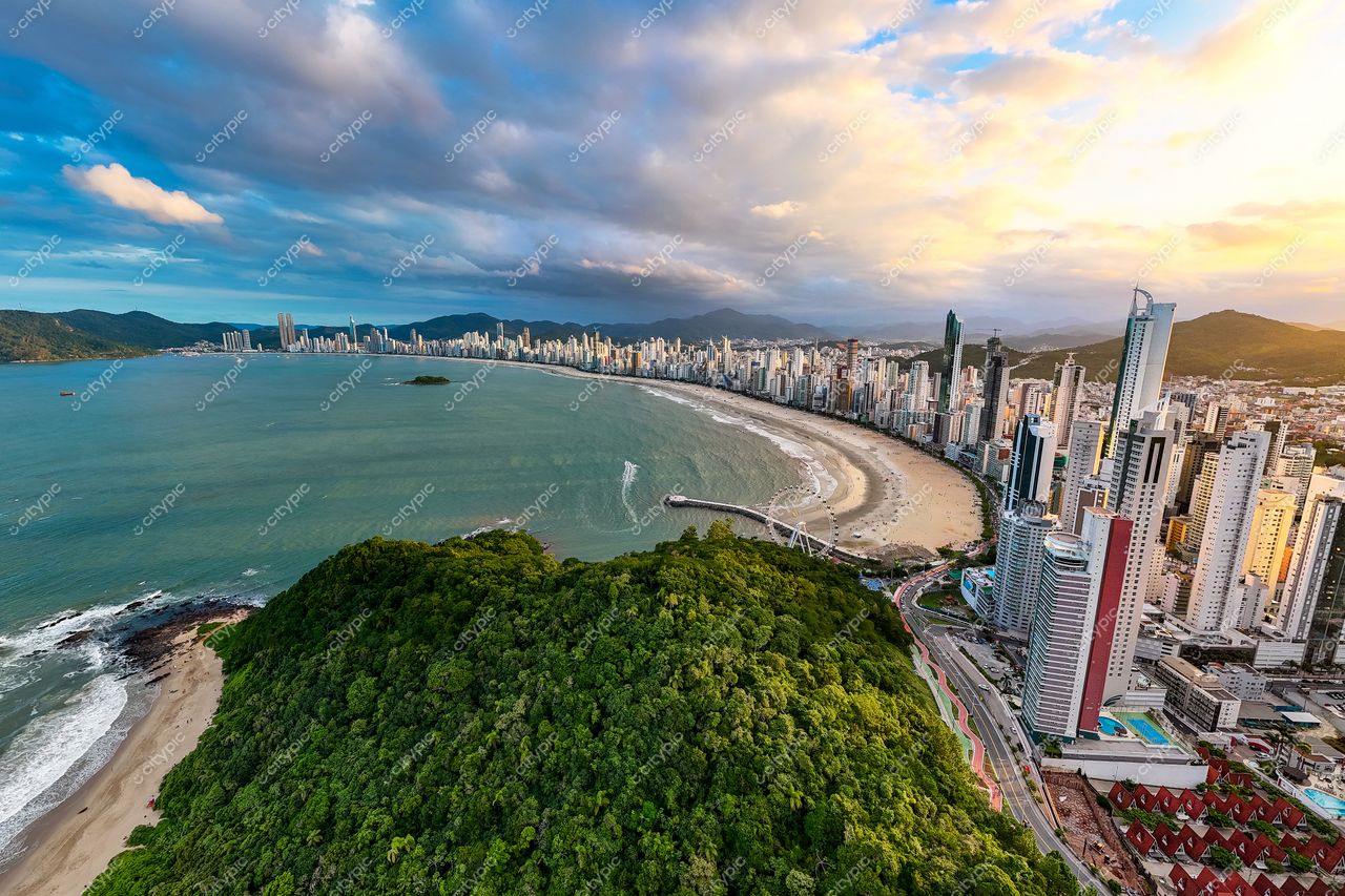 Balneário Camboriú, Santa Catarina, vista panorâmica ao pôr do sol com arranha-céus e montanhas ao fundo