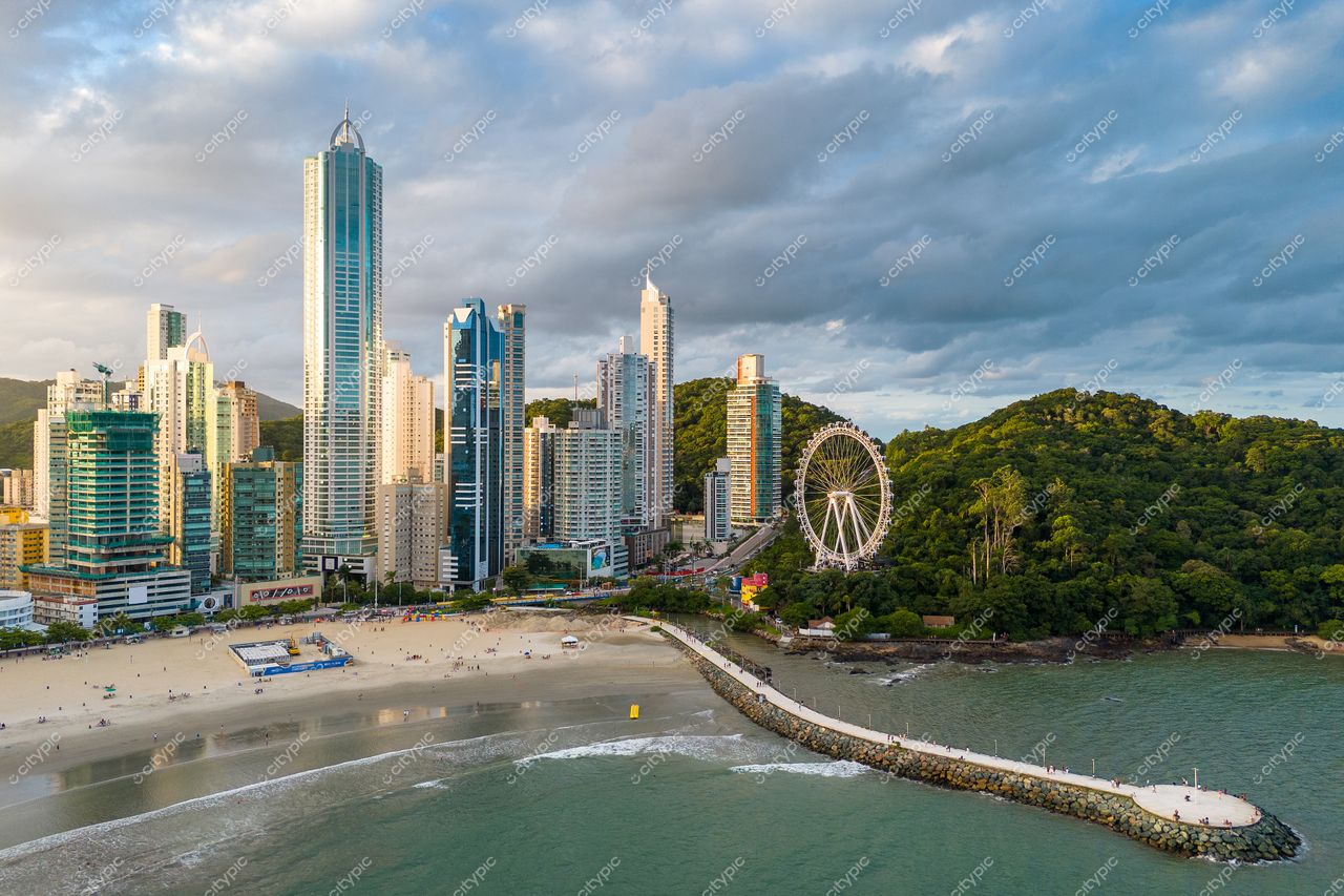 Balneário Camboriú, Santa Catarina, vista aérea com arranha-céus modernos e roda-gigante ao entardecer