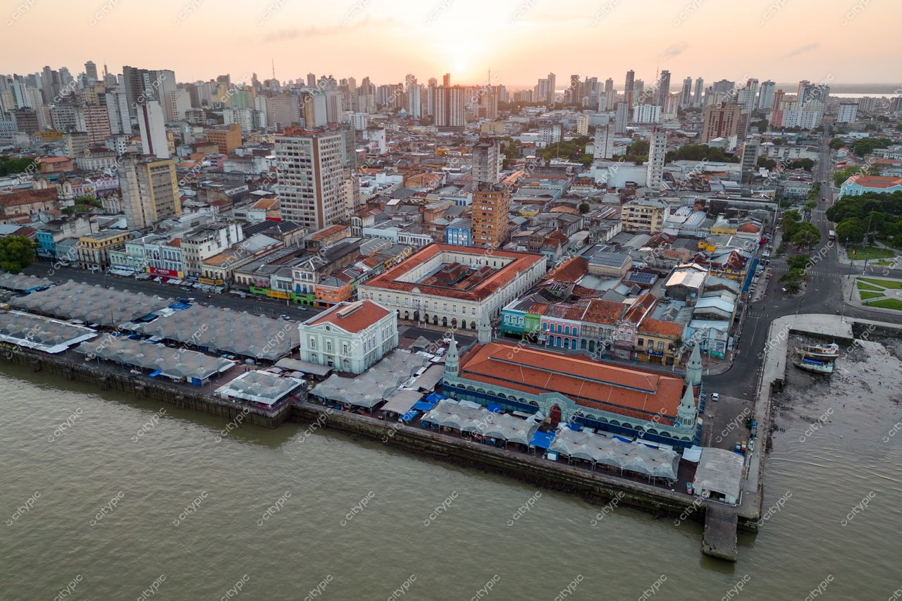 Belém, Pará ao entardecer com vista panorâmica do cais, barcos ancorados e diversidade arquitetônica urbana