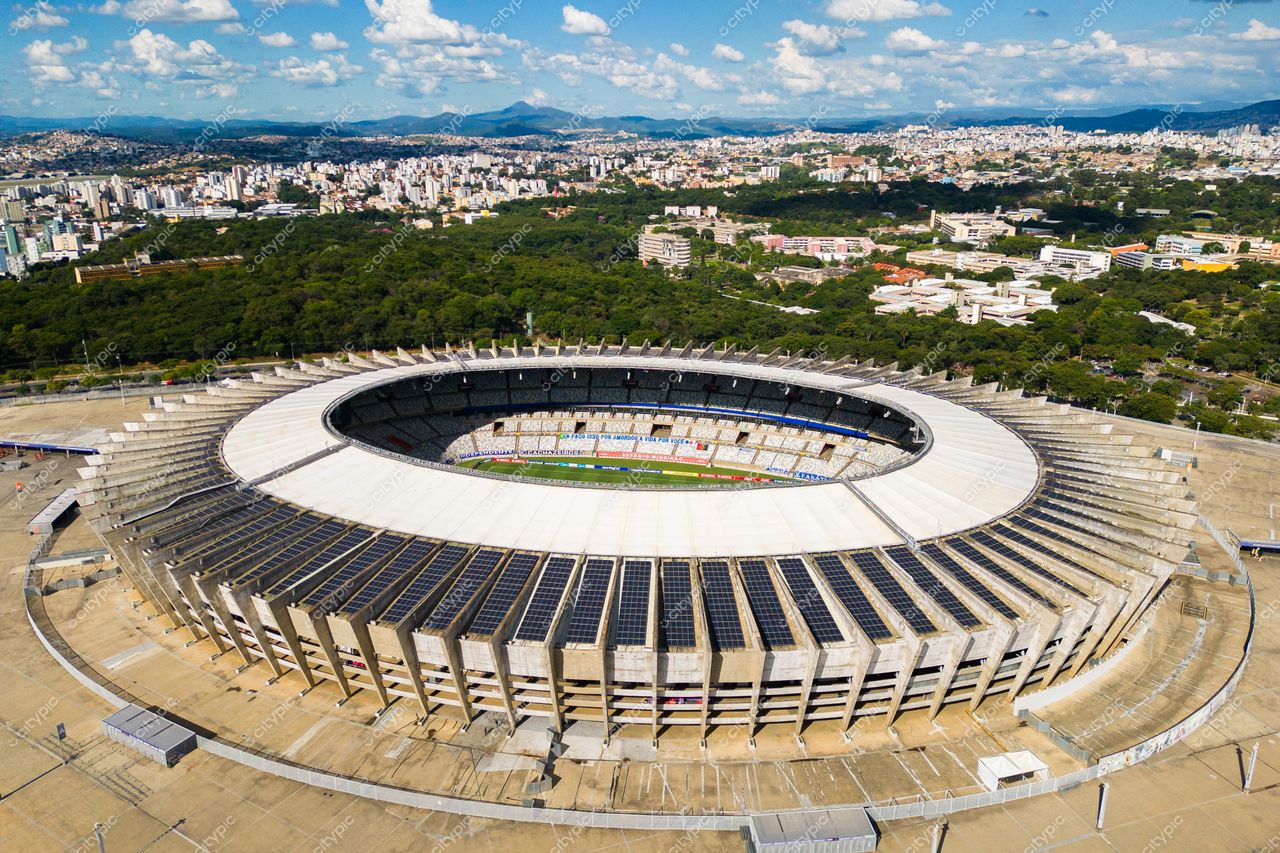 Belo Horizonte, Minas Gerais vista aérea do Estádio Mineirão em dia claro com vegetação e montanhas ao fundo