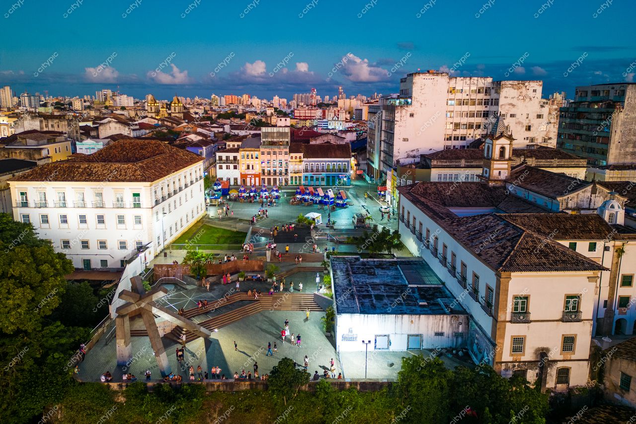 Salvador, Bahia vista panorâmica ao entardecer com arquitetura colonial, edifícios coloridos e áreas verdes urbanas