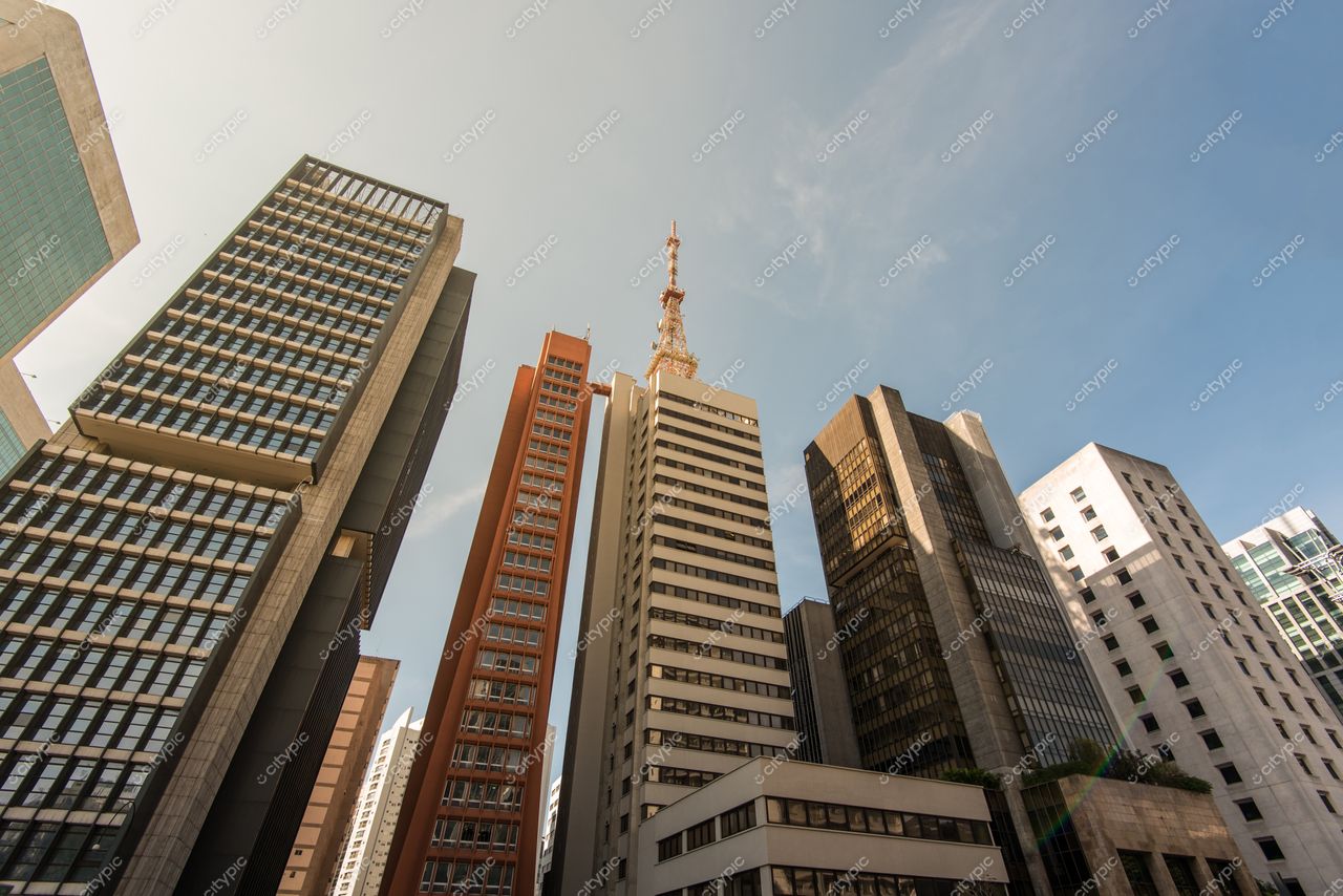 São Paulo, São Paulo, vista diurna de arranha-céus modernos com torre de transmissão e céu claro iluminado