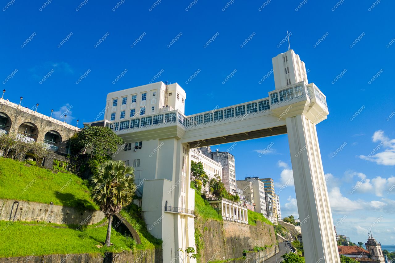 Salvador, Bahia, arquitetura moderna com colunas imponentes em dia ensolarado e vegetação abundante ao redor