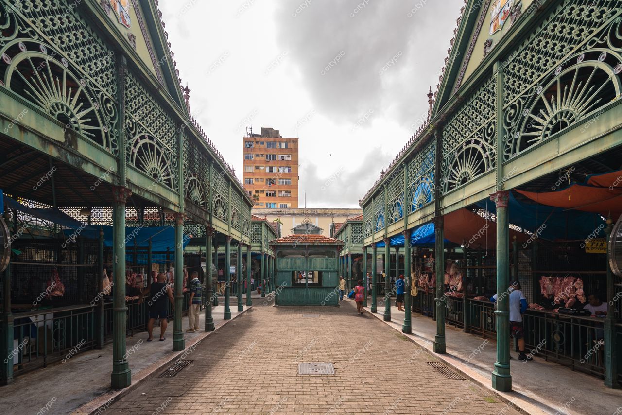 Belém, Pará, Mercado Municipal com arquitetura em ferro e madeira sob céu nublado e movimentação de pessoas