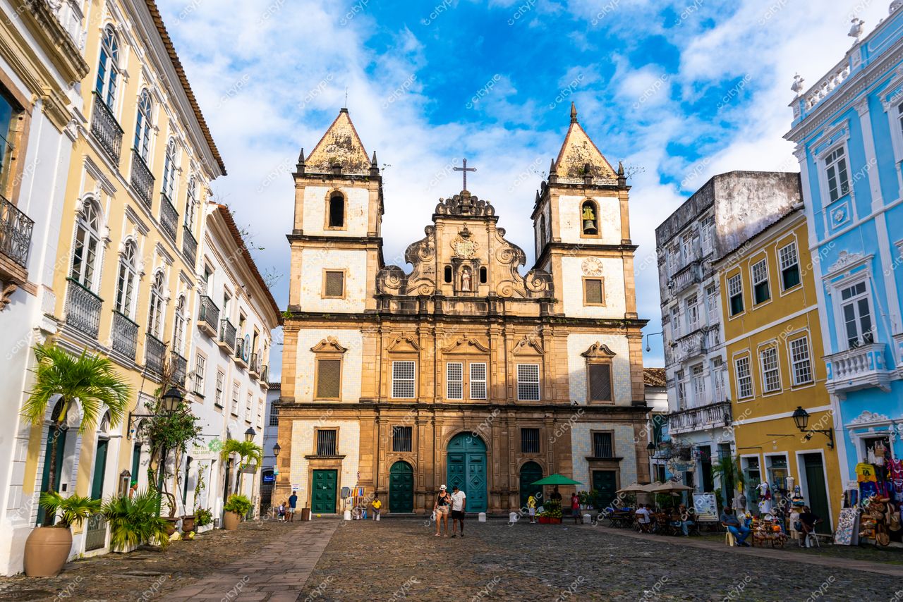 Salvador, Bahia, Igreja de São Francisco em luz suave com calçamento de pedras e vegetação tropical ao redor