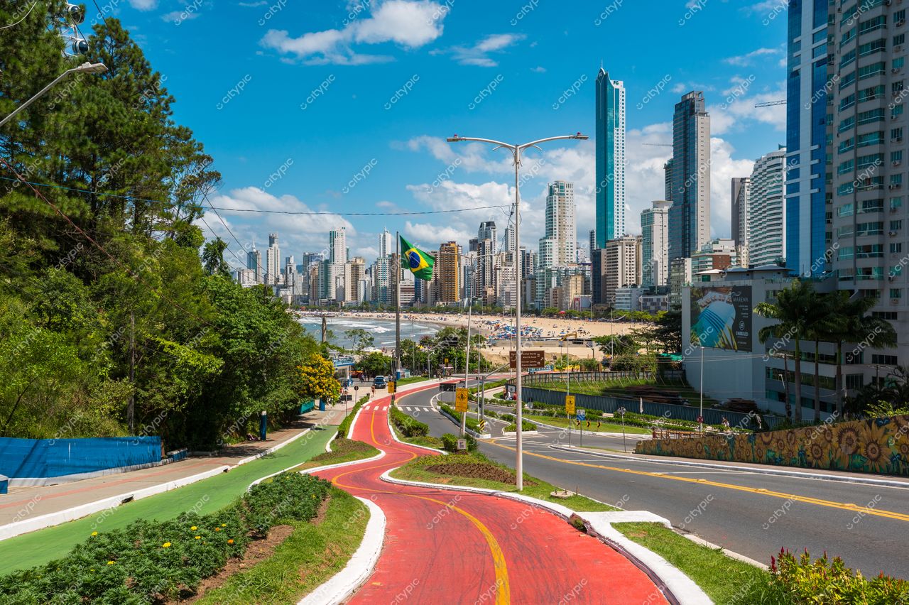 Balneário Camboriú, Santa Catarina, vista panorâmica com arranha-céus modernos e ruas vibrantes em dia ensolarado