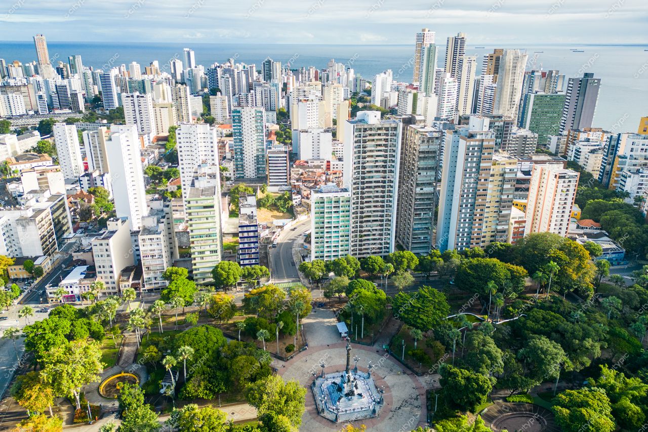 Salvador, Bahia vista aérea com densa área urbana e vegetação abundante em dia ensolarado e céu claro