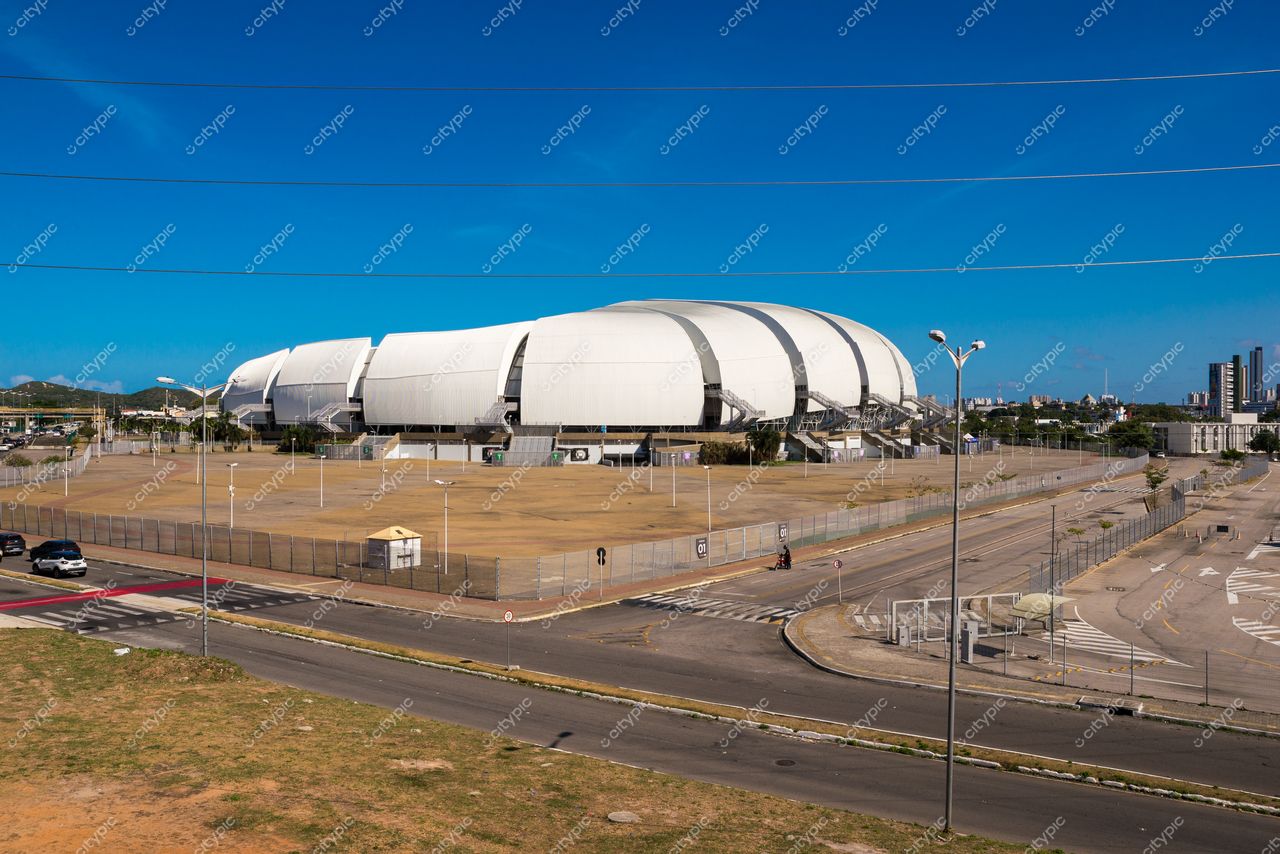 Natal, Rio Grande do Norte, Estádio Arena das Dunas em dia ensolarado com céu azul e área vazia ao redor