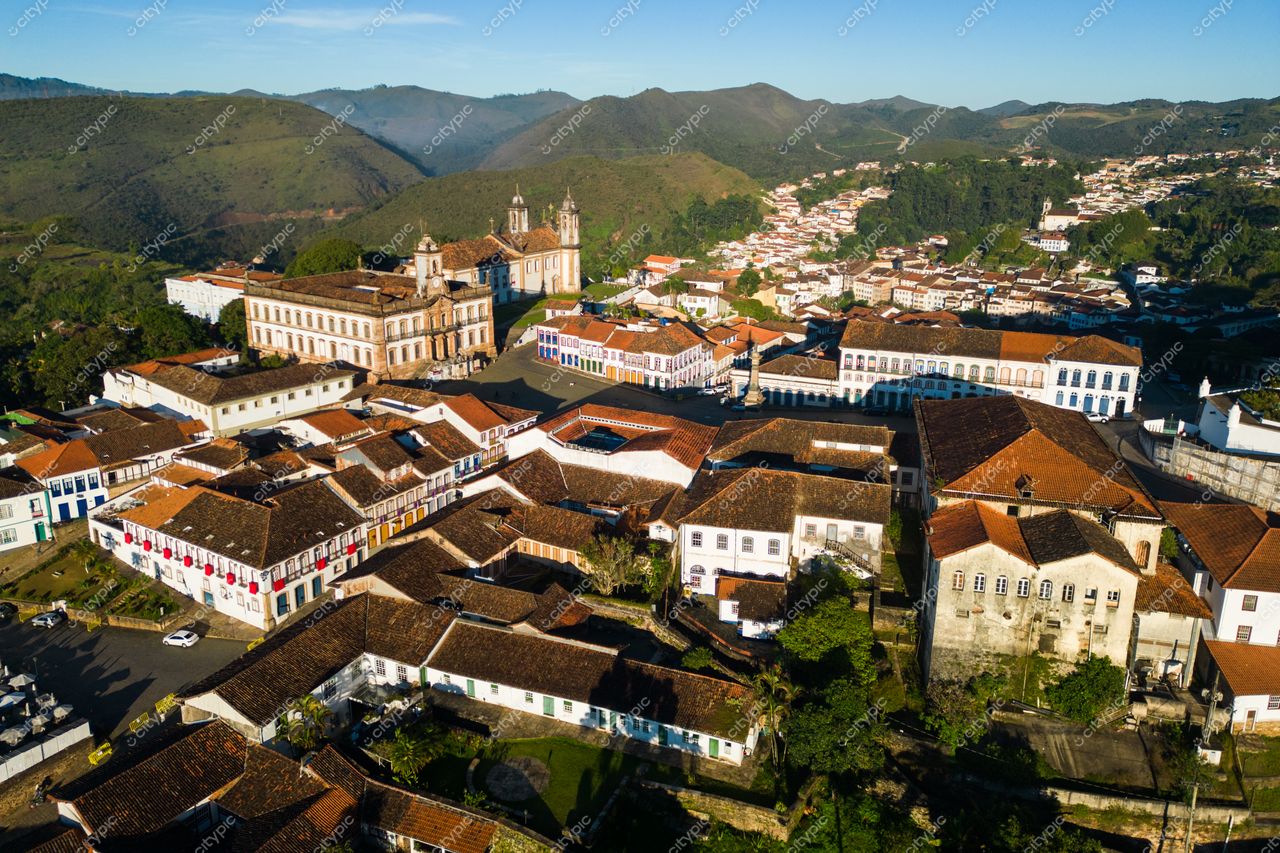 Ouro Preto, Minas Gerais vista aérea ao amanhecer com arquitetura colonial e vegetação em paisagem montanhosa detalhada