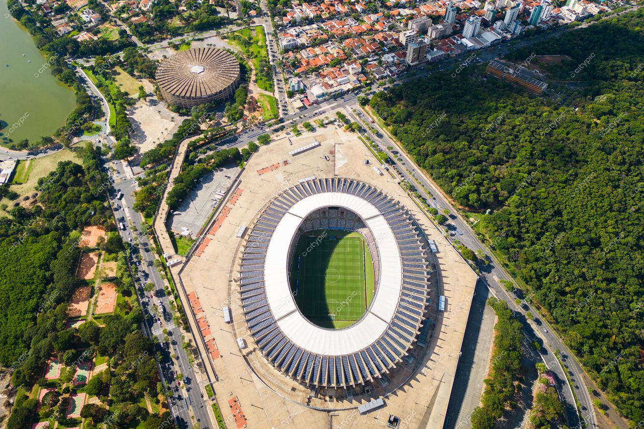 Belo Horizonte, Minas Gerais, vista aérea do estádio Mineirão em dia ensolarado com vegetação e áreas urbanas ao redor