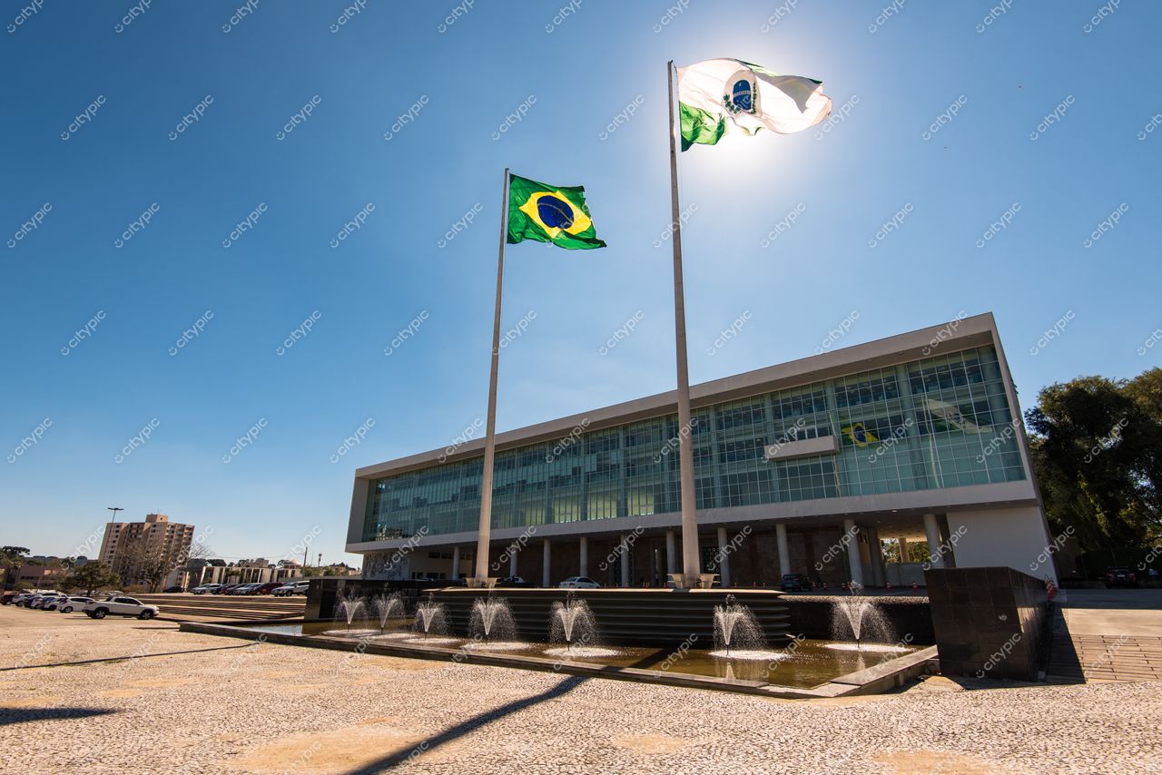 Curitiba, Paraná sede do Governo do Estado com bandeiras ao vento e fonte em dia ensolarado sem tráfego