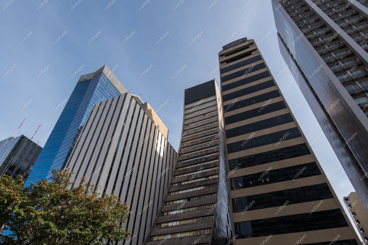 São Paulo, São Paulo, vista urbana com arranha-céus modernos em tons de cinza e azul sob céu claro