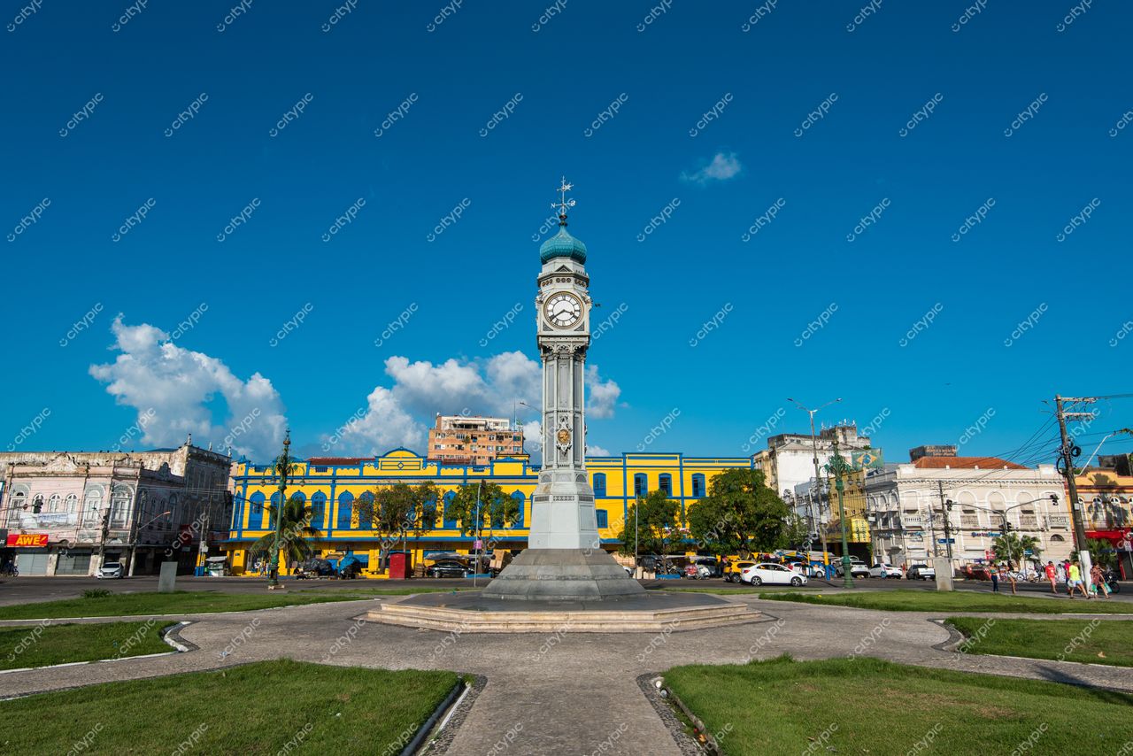 Belém, Pará, relógio monumental em praça com gramados verdes e edifícios coloridos sob céu azul claro