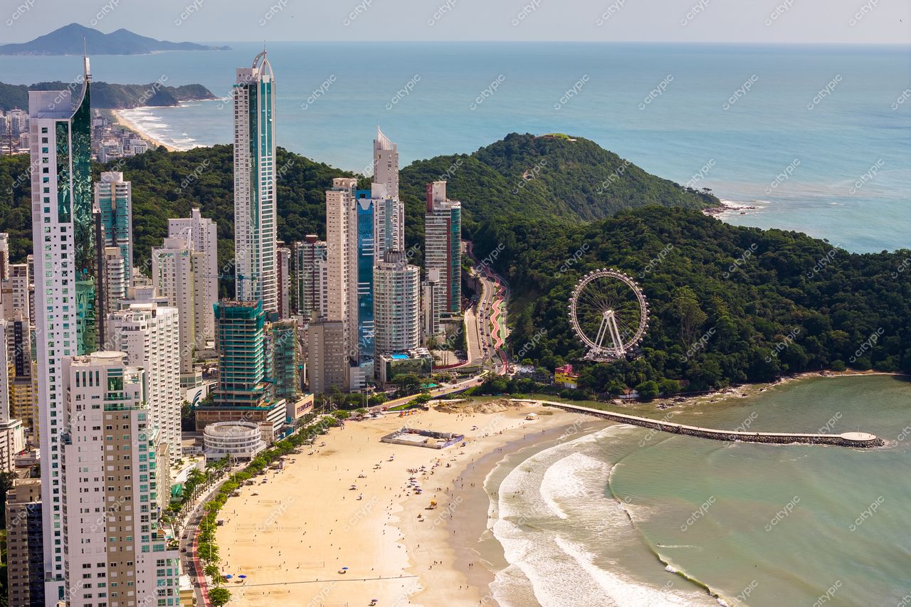 Balneário Camboriú, Santa Catarina com vista aérea de arranha-céus, colina verde e praia sob luz natural
