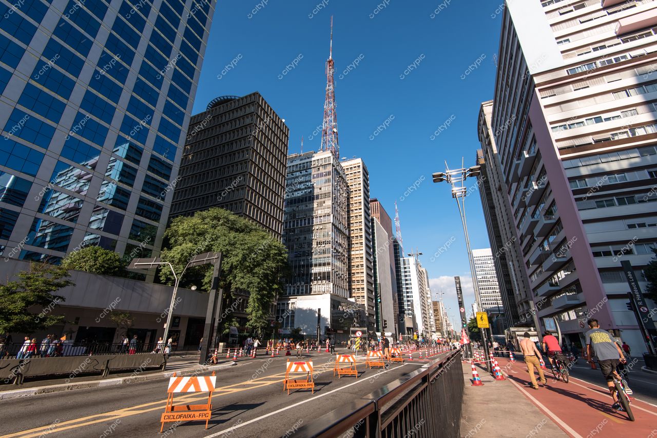 São Paulo, São Paulo, vista do skyline com edifícios modernos e rua em obras sob céu azul claro