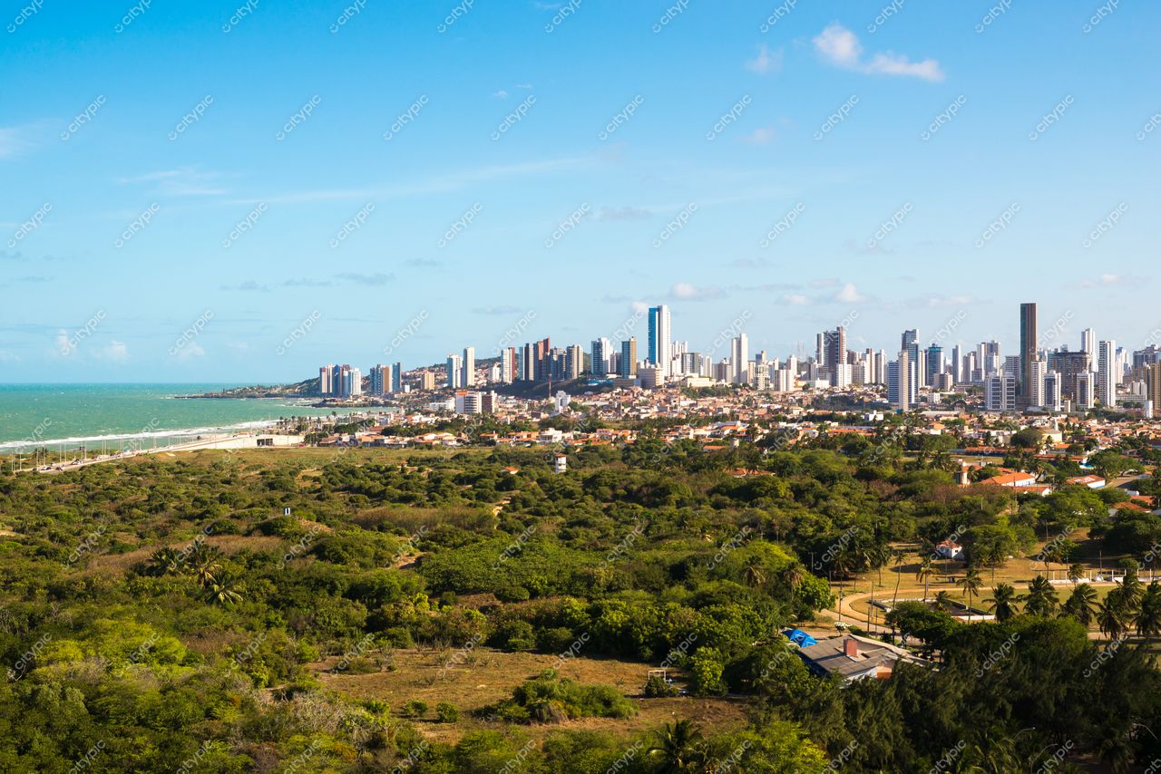 Natal, Rio Grande do Norte com vista panorâmica da costa e arranha-céus sob céu claro e ensolarado
