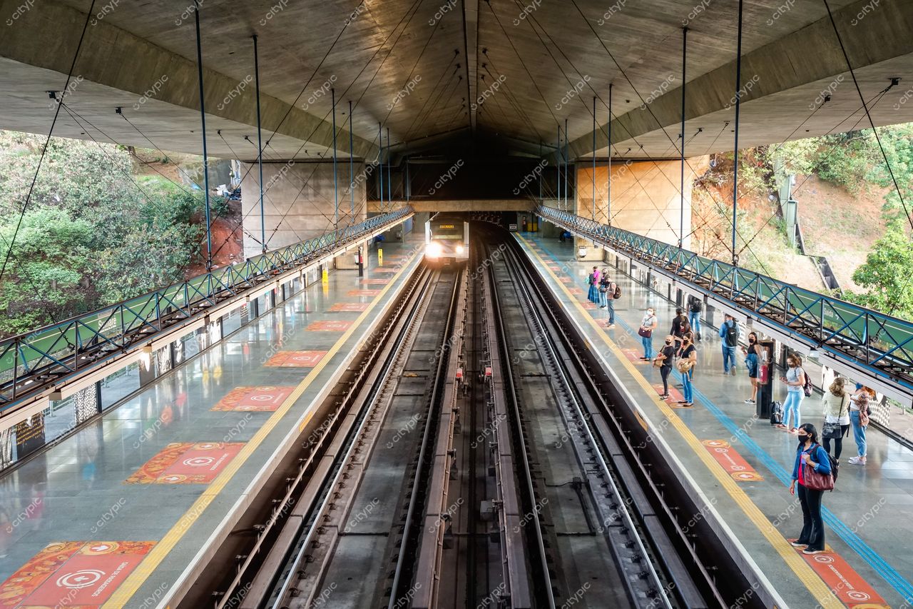 São Paulo, São Paulo, estação de metrô moderna com iluminação natural e vegetação ao redor da plataforma ampla