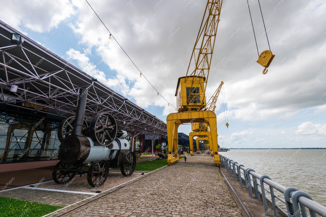 Belém, Pará, área portuária com guindaste amarelo