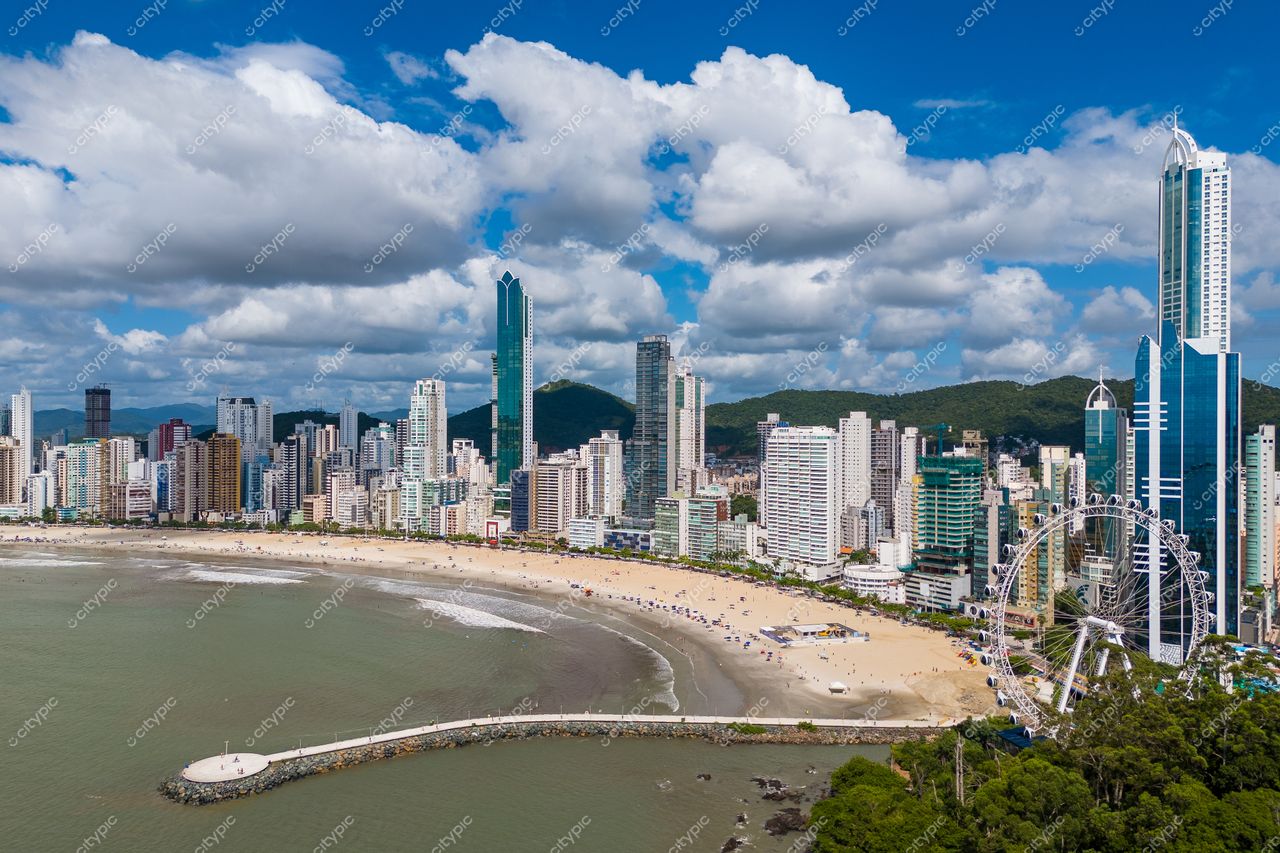 Balneário Camboriú, Santa Catarina, vista panorâmica com edifícios altos, praia tranquila e roda-gigante à direita