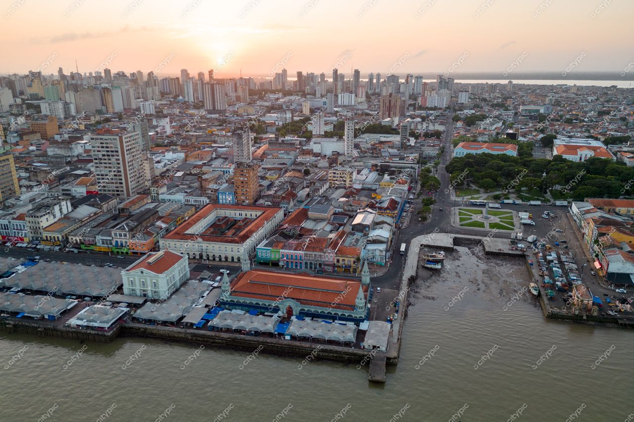 Belém, Pará ao pôr do sol com vista panorâmica de edifícios variados e áreas verdes à beira do rio