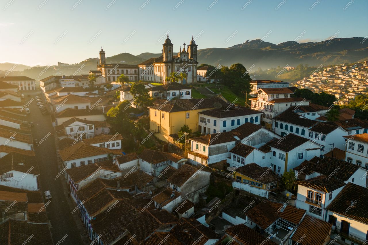 Ouro Preto, Minas Gerais com vista panorâmica ao amanhecer destacando a Igreja de São Francisco e casas coloniais
