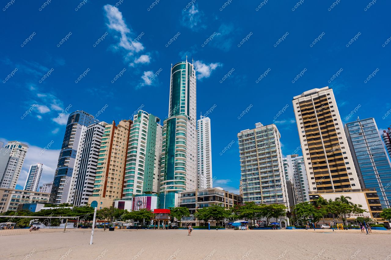 Balneário Camboriú, Santa Catarina com skyline moderno e céu azul em dia ensolarado sobre a praia movimentada