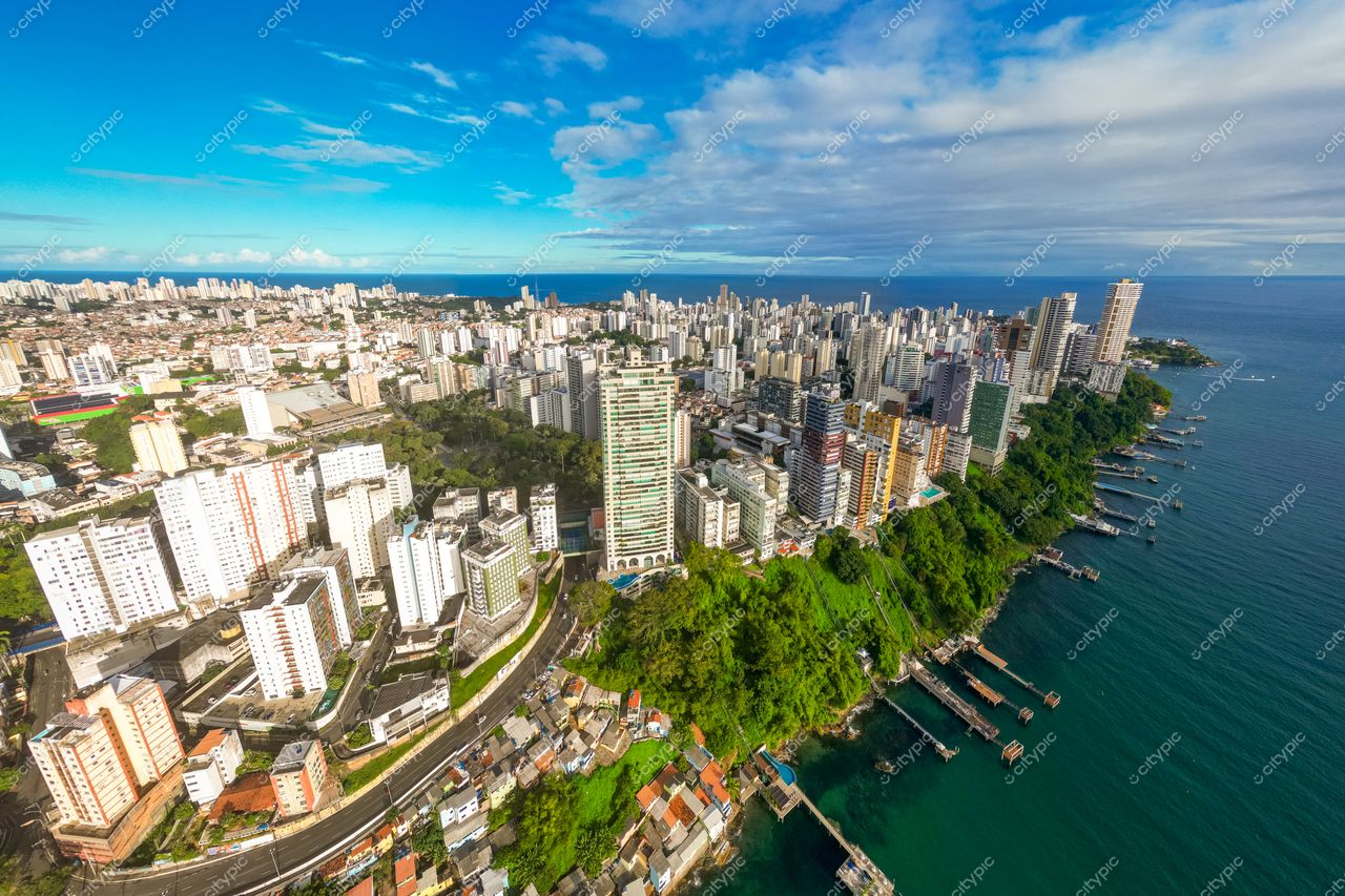 Salvador, Bahia vista panorâmica do contraste entre arquitetura moderna e tradicional ao longo da costa durante o dia