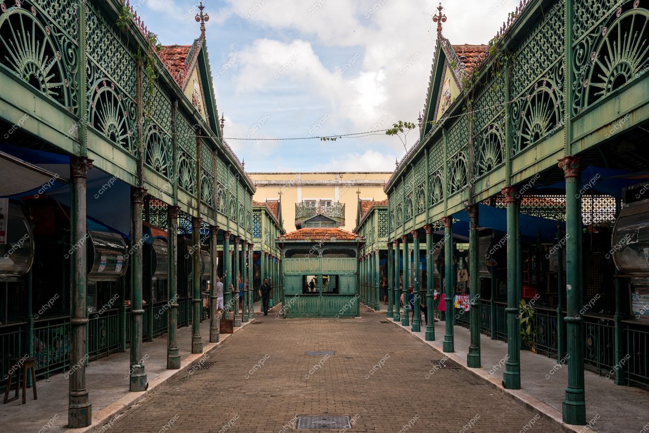 Belém, Pará mercado com arquitetura colonial verde e iluminação natural em ambiente amplo e arejado com movimento tranquilo