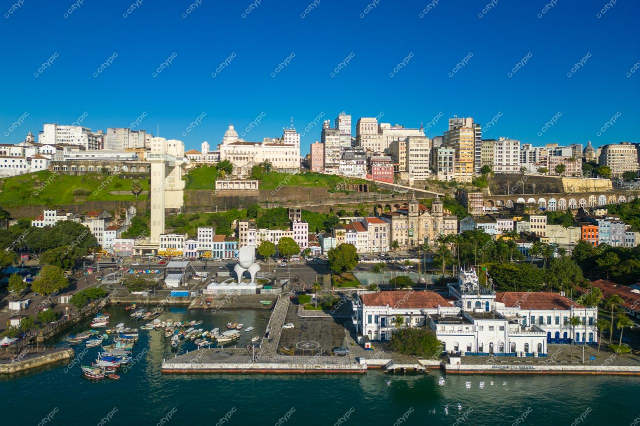 Salvador, Bahia vista aérea do porto em dia ensolarado com embarcações ancoradas e morro verdejante ao fundo