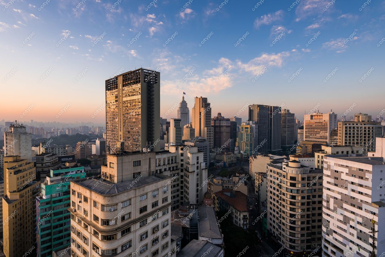 São Paulo, São Paulo, vista panorâmica ao amanhecer com céu suave e mistura de arquitetura moderna e antiga