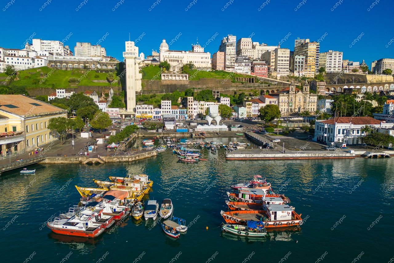 Salvador, Bahia, panorama do Porto da Barra com barcos de pesca e arquitetura histórica em dia ensolarado