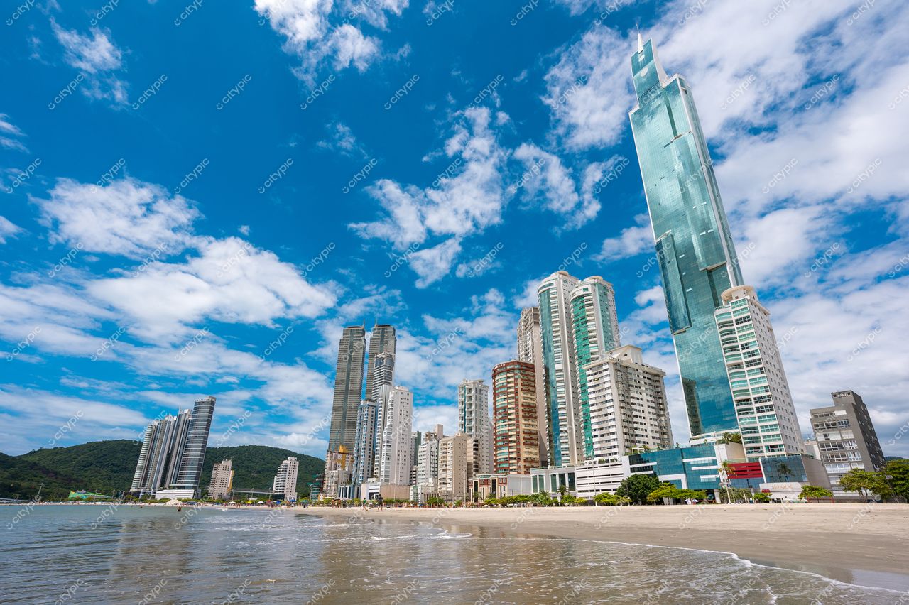Balneário Camboriú, Santa Catarina vista panorâmica com arranha-céus modernos e relevo montanhoso ao fundo em dia nublado