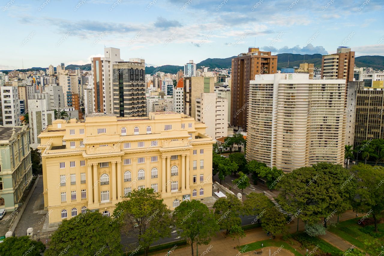 Belo Horizonte, Minas Gerais, vista panorâmica com edifício histórico amarelo e arranha-céus modernos ao fundo em dia claro