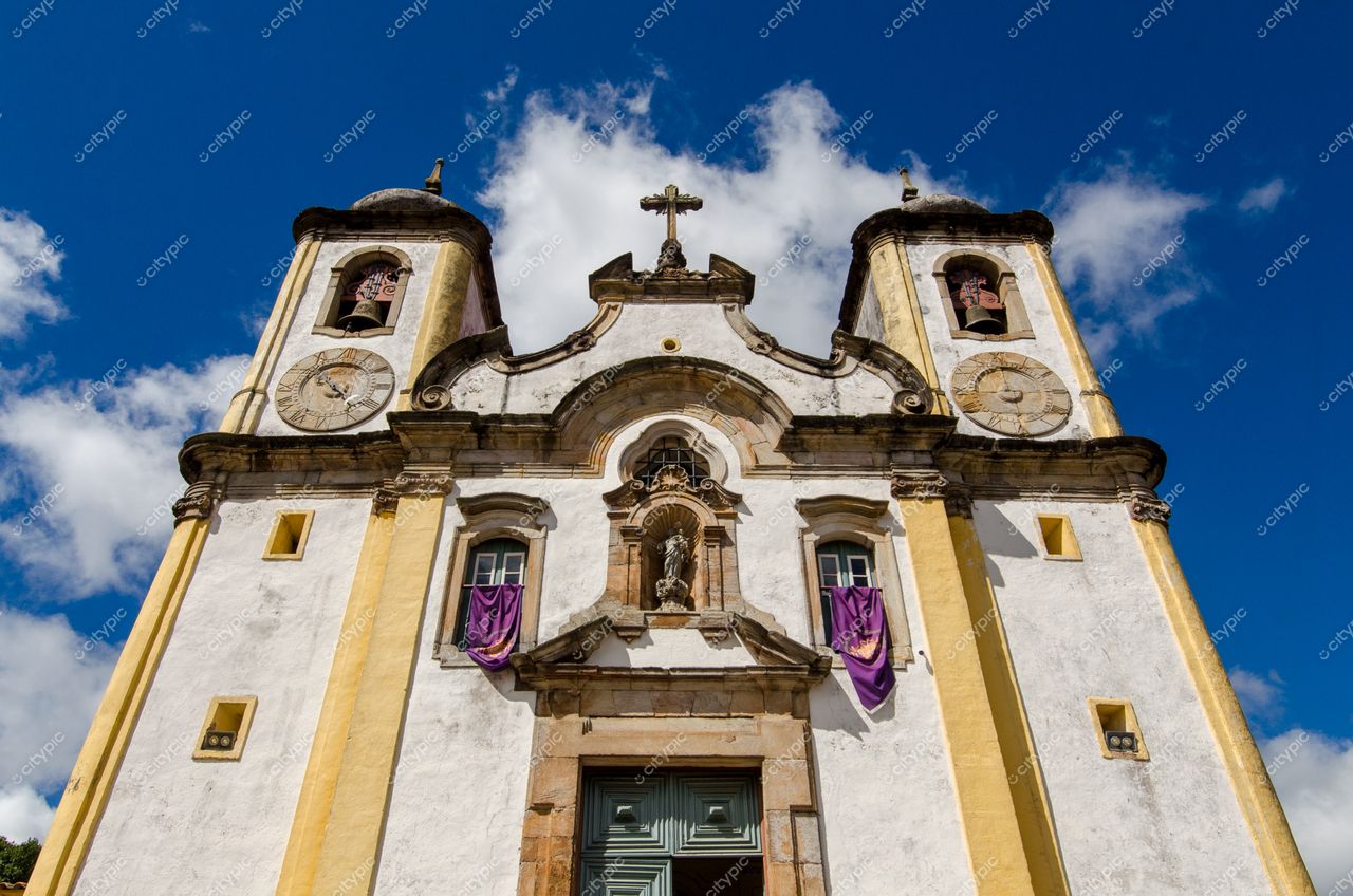 Ouro Preto, Minas Gerais, fachada da Igreja de São Francisco de Assis sob céu azul nublado e ambiente tranquilo