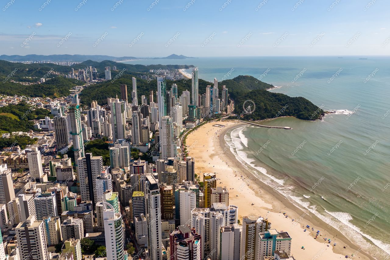 Balneário Camboriú, Santa Catarina, vista panorâmica da costa urbana com prédios modernos e vegetação nas montanhas ao fundo