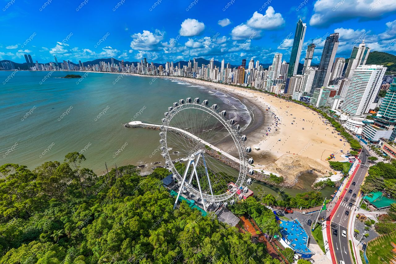 Balneário Camboriú, Santa Catarina com vista panorâmica da roda-gigante e praia sob céu parcialmente nublado e vegetação verdejante