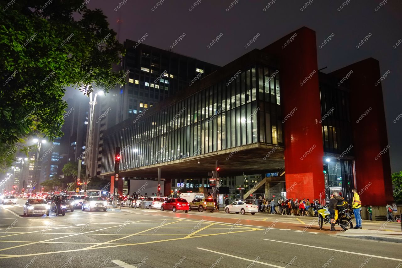 MASP – Museu de Arte de São Paulo em São Paulo com iluminação noturna e tráfego intenso na Avenida Paulista