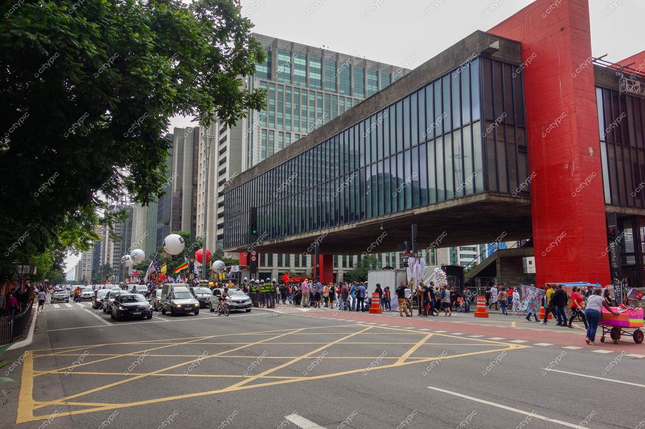 MASP – Museu de Arte de São Paulo em tarde nublada com pessoas na praça e tráfego intenso ao redor
