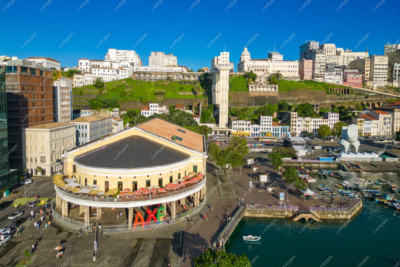 Salvador, Bahia vista panorâmica do porto com edifício circular à beira da água e vegetação ao fundo