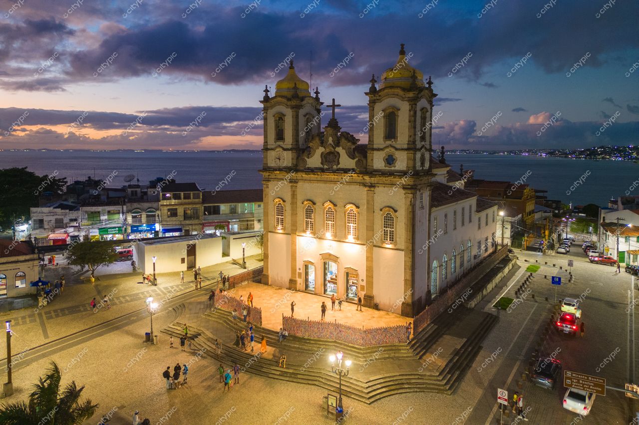 Salvador, Bahia, Igreja de São Francisco com arquitetura colonial sob céu crepuscular e movimentação urbana ao redor